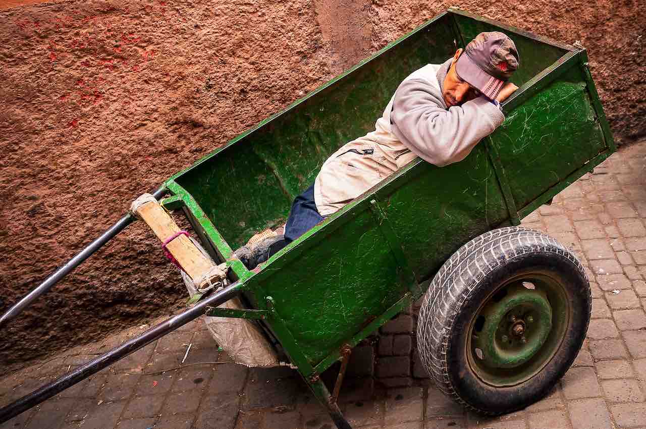 Collega's die de kantjes eraf lopen? Zo pak je dat aan