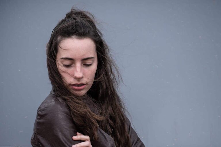 Onzekere vrouw kijkt naar beneden